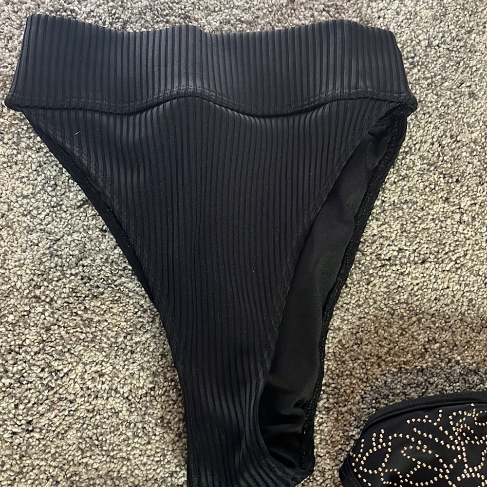 Bathing suits - Picture 4 of 6